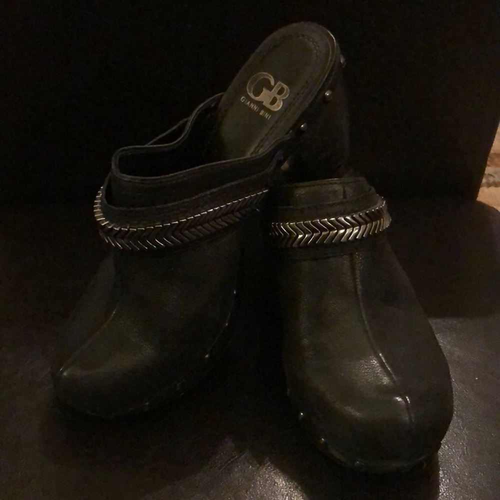 Gianni Bini leather clogs with silver strap